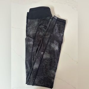 Lululemon leggings Size 6 with pockets and design